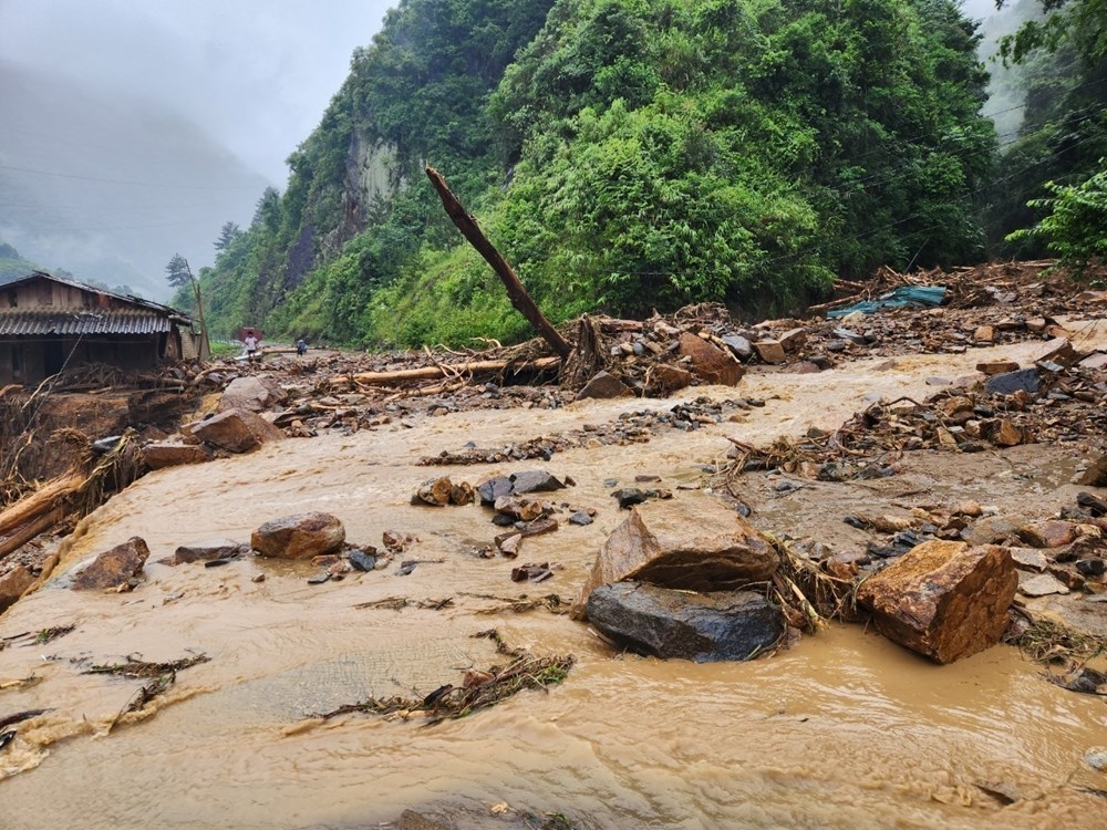 Hình ảnh mưa lũ gây sạt lở đất, phá sụp nhà dân ở Sơn La, Lai Châu