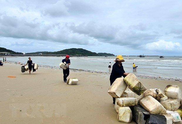 Cô Tô: Phao xốp trôi dày đặc bên đường ven bãi biển Tình yêu