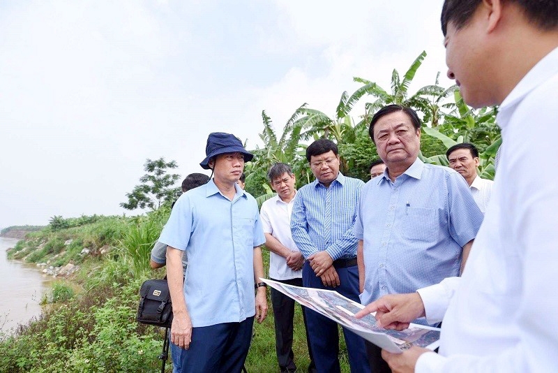 Bộ trưởng Bộ Nông nghiệp và Phát triển nông thôn kiểm tra tình trạng sạt lở bờ, vở sông tại Phú Thọ