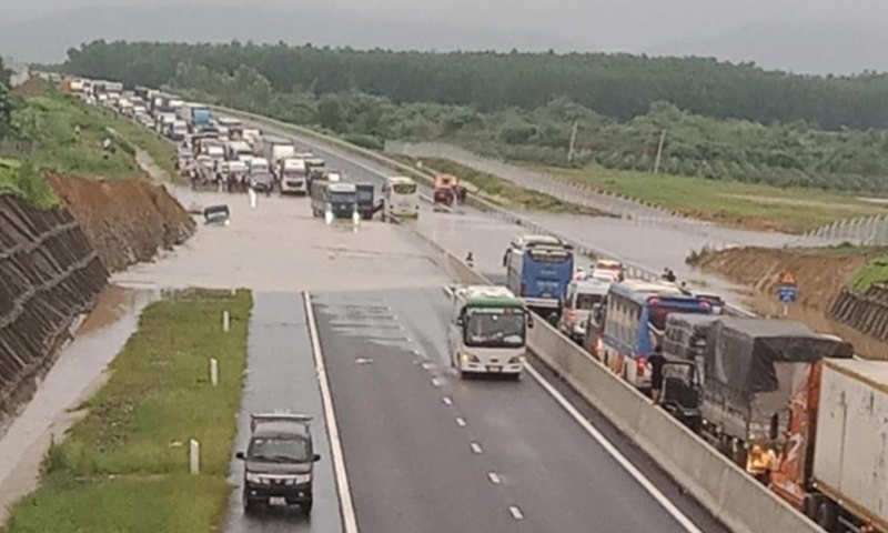 Kiểm tra nguyên nhân gây ngập lụt tại đường cao tốc Phan Thiết - Dầu Giây