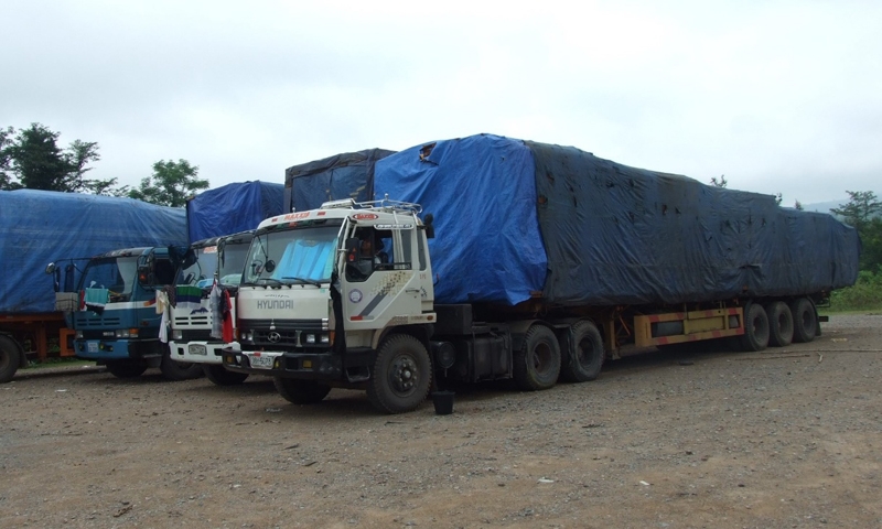 Quảng Trị: “Chật vật” hạ tải tại Cửa khẩu quốc tế Lao Bảo