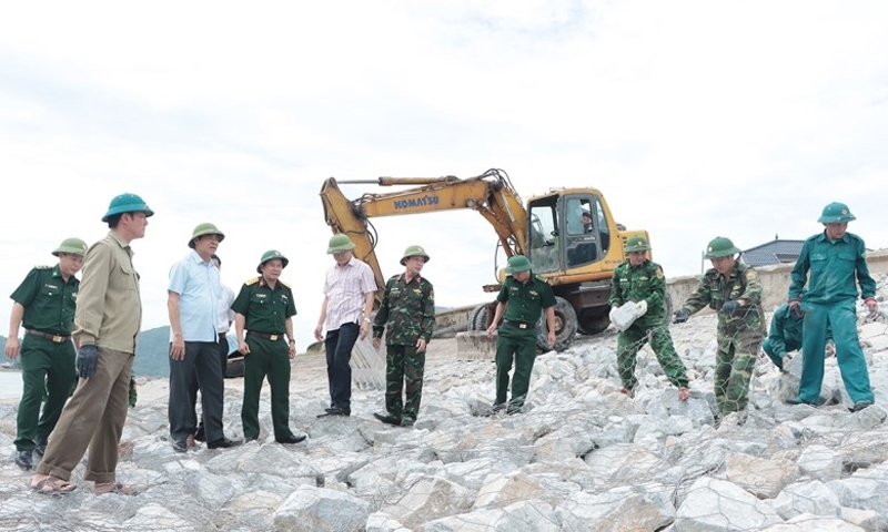 Hà Tĩnh: Chủ tịch UBND tỉnh Võ Trọng Hải kiểm tra khắc phục sạt lở kè biển Cẩm Nhượng
