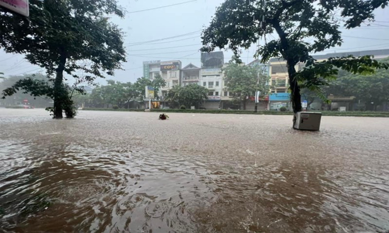 Vĩnh Phúc: Nhiều tuyến đường ở thành phố Vĩnh Yên ngập sau trận mưa lớn