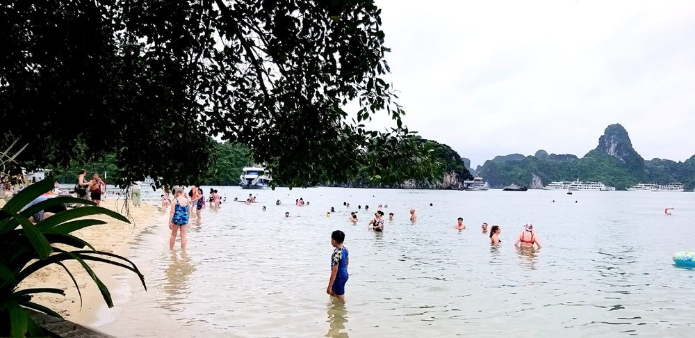 Quảng Ninh: 5 lý do không phát triển bãi tắm trên vịnh Hạ Long