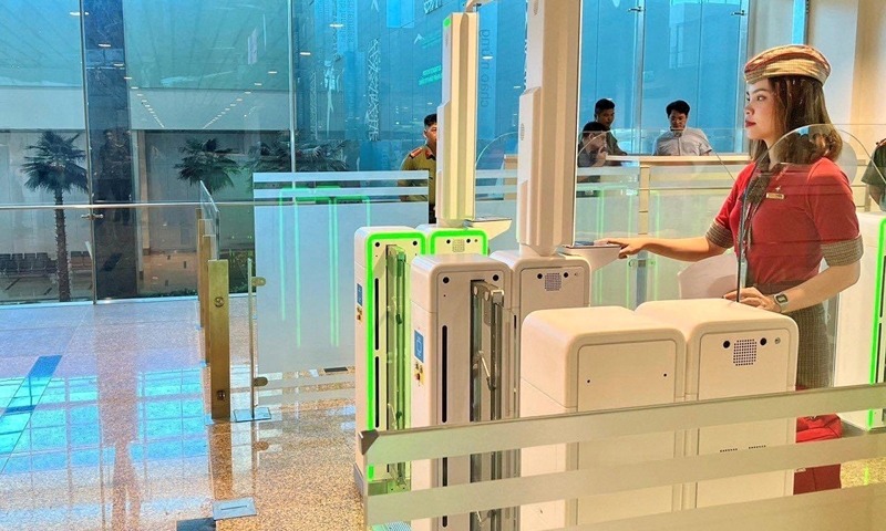 Người nhập cảnh scan hộ chiếu tại hệ thống Autogate sân bay Cam Ranh, Khánh Hòa.