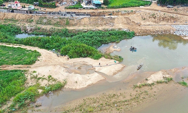 Công an tỉnh Quảng Ngãi xử lý “cát tặc” trên sông Trà Khúc