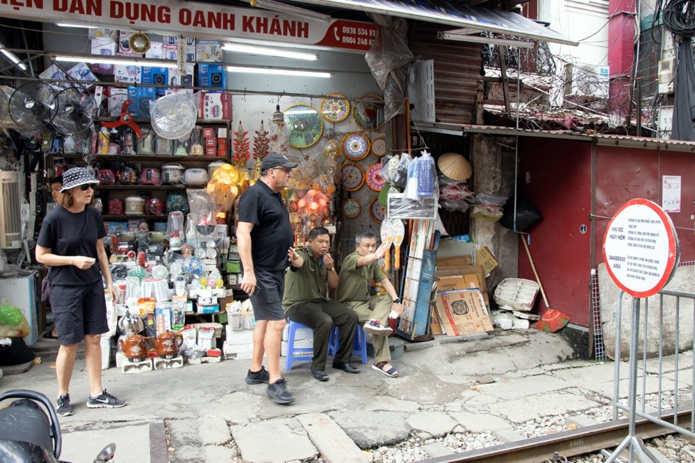 Hà Nội: Xóm cà phê đường tàu vẫn nườm nượp du khách