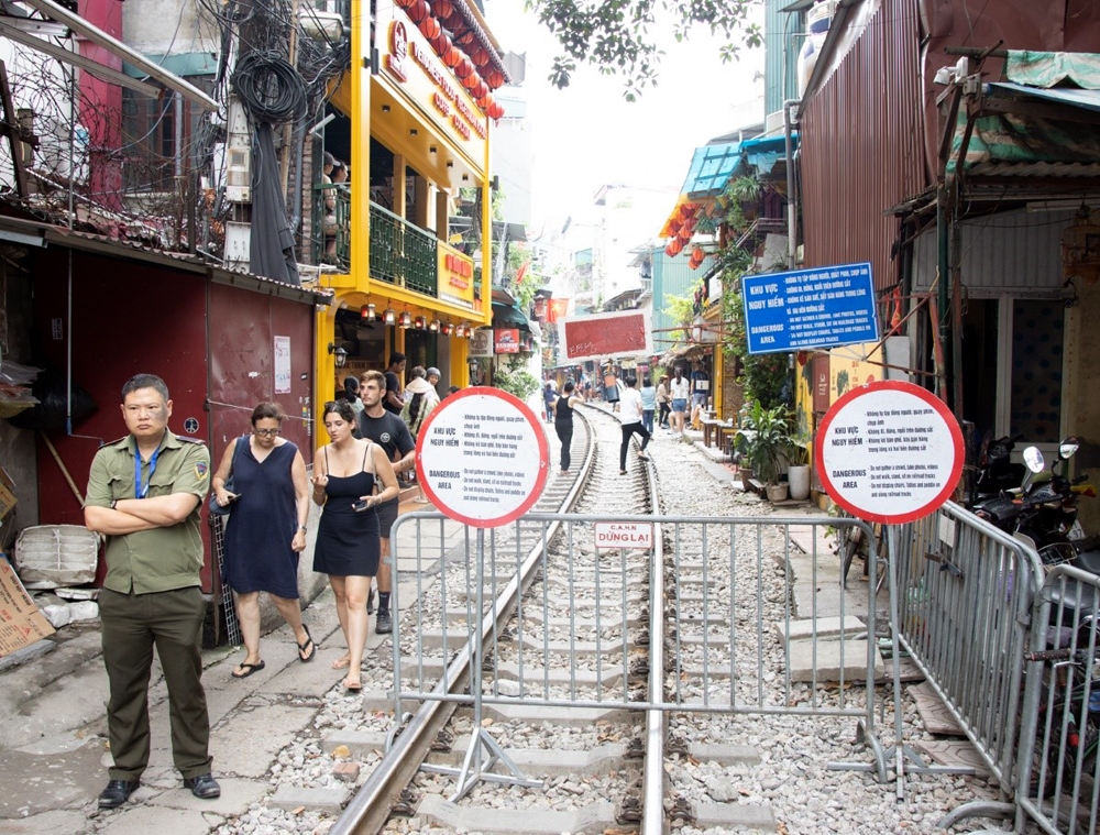 Hà Nội: Xóm cà phê đường tàu vẫn nườm nượp du khách