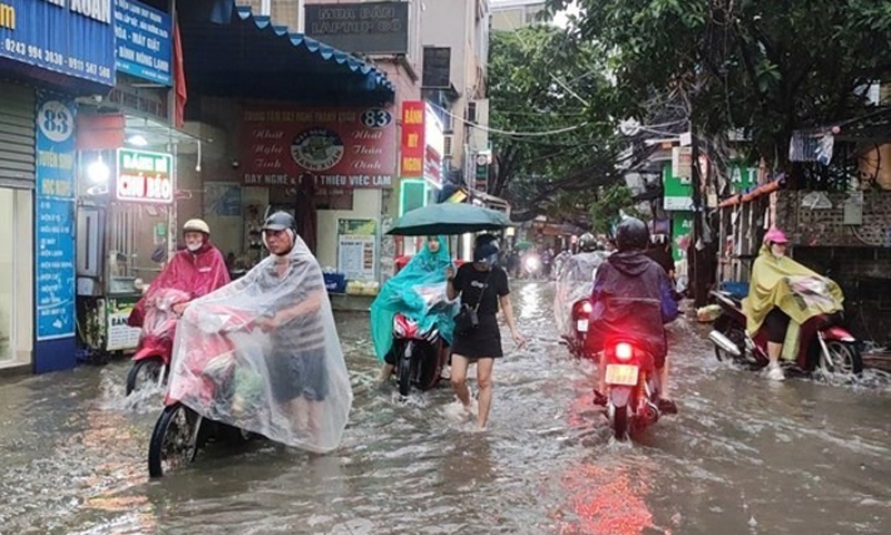 Hà Nội: Nhiều tuyến đường bị ngập úng do mưa lớn trên diện rộng