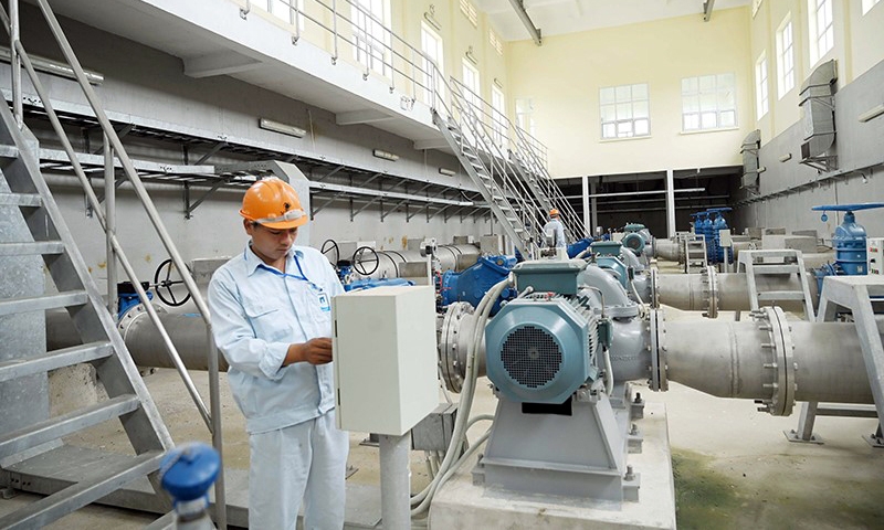Công nhân Nhà máy nước Tam Dương kiểm tra thiết bị đảm bảo hệ thống được vận hành an toàn.
