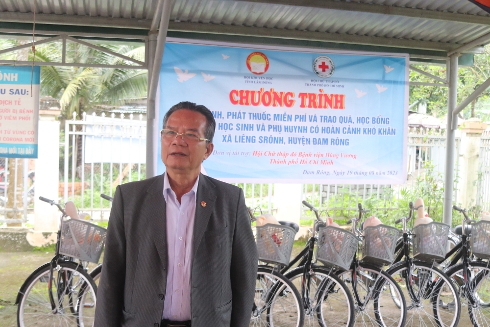 Bệnh viện Hùng Vương: Tổ chức khám chữa bệnh – phát thuốc miễn phí cho người dân nghèo và tiếp sức học sinh tới trường