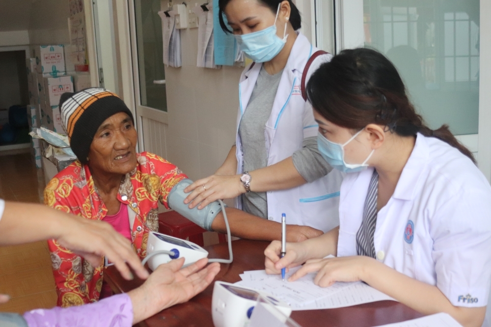 Bệnh viện Hùng Vương: Tổ chức khám chữa bệnh – phát thuốc miễn phí cho người dân nghèo và tiếp sức học sinh tới trường