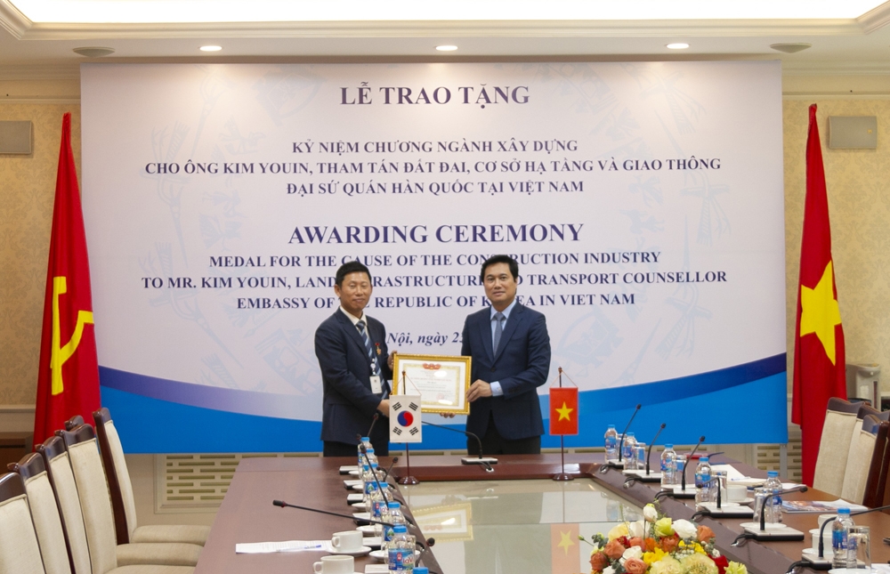 Trao Kỷ niệm chương Vì sự nghiệp Xây dựng cho Tham tán Đại sứ quán Hàn Quốc tại Việt Nam