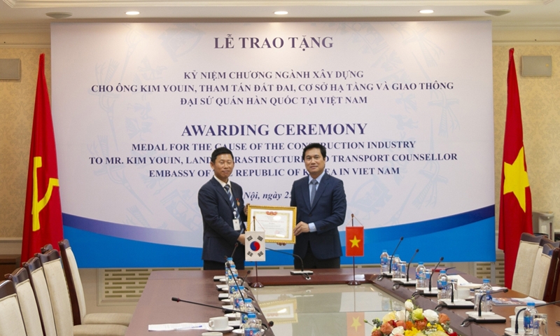 Awarding to the Counselor of Korean Embassy in Vietnam