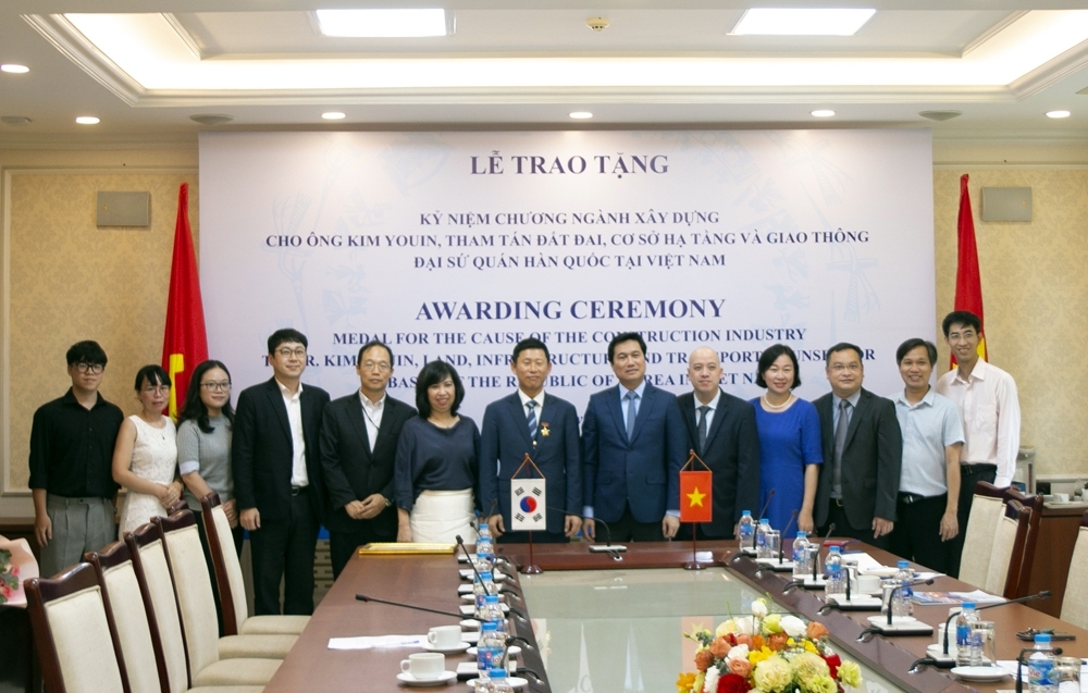 Awarding to the Counselor of Korean Embassy in Vietnam