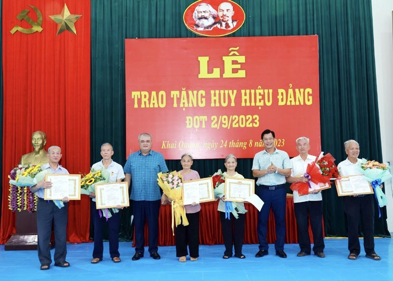 Vĩnh Phúc: Phó Bí thư Thường trực Tỉnh ủy trao huy hiệu Đảng cho các đảng viên lão thành phường Khai Quang