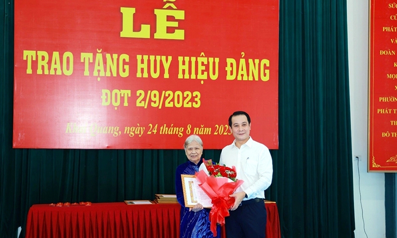 Vĩnh Phúc: Phó Bí thư Thường trực Tỉnh ủy trao huy hiệu Đảng cho các đảng viên lão thành phường Khai Quang