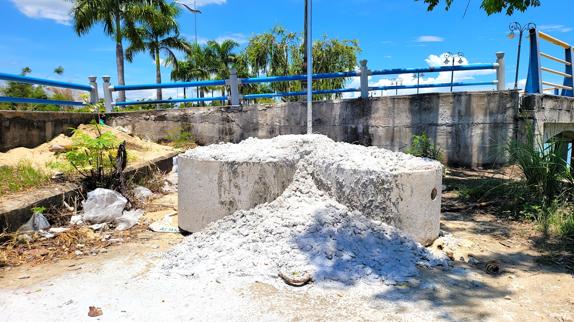 Độc lạ thành phố Quảng Ngãi: Ụ bê tông ngăn “cát tặc” bị… làm giả