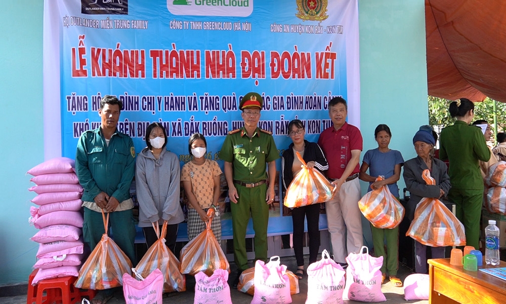 Kon Tum: Trao tặng nhà Đại đoàn kết cho người dân khó khăn tại huyện Kon Rẫy