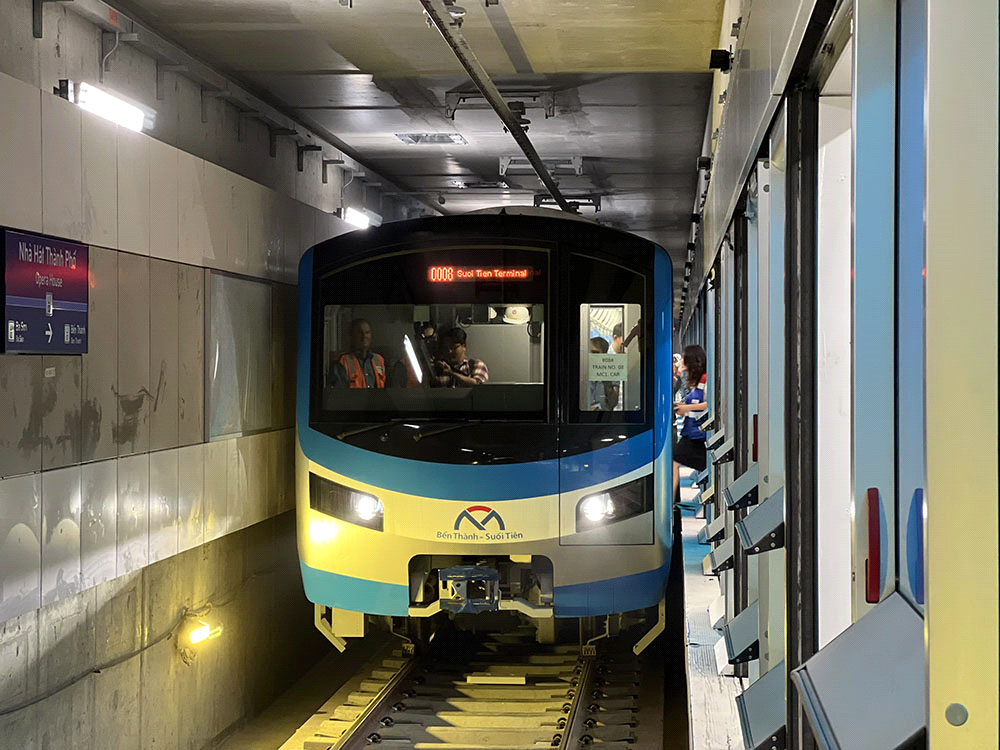 Lần đầu tiên, metro số 1 chạy thử toàn tuyến sau hơn 10 năm khởi công