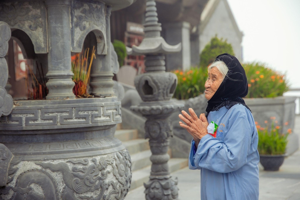 Ngàn người đổ về làm lễ Vu Lan báo hiếu trên đỉnh thiêng Fansipan