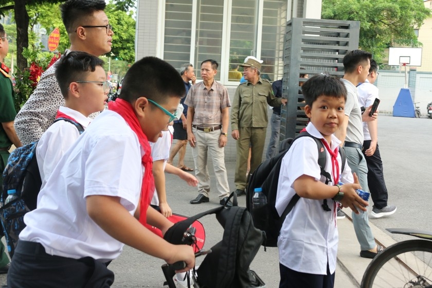 Học sinh Hà Nội phấn khởi, rạng rỡ trong Ngày hội đến trường