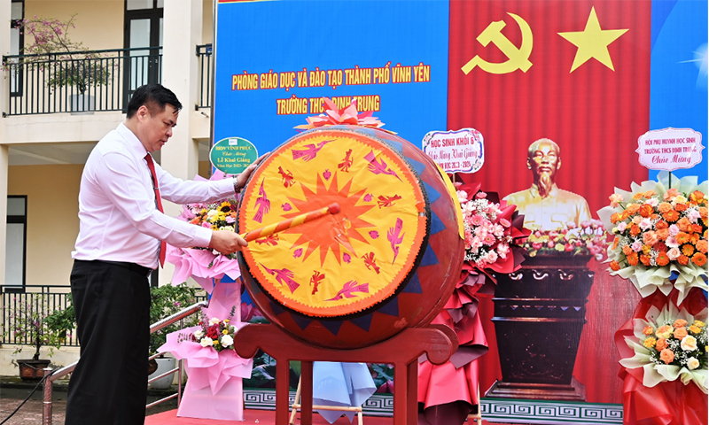 Vĩnh Phúc: Lãnh đạo thành phố Vĩnh Yên dự lễ khai giảng năm học mới tại trường THCS Định Trung