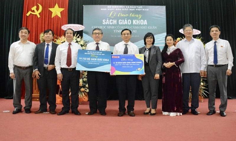 Nhà xuất bản Giáo dục Việt Nam tặng 18.722 bộ sách giáo khoa cho học sinh khó khăn tại Gia Lai