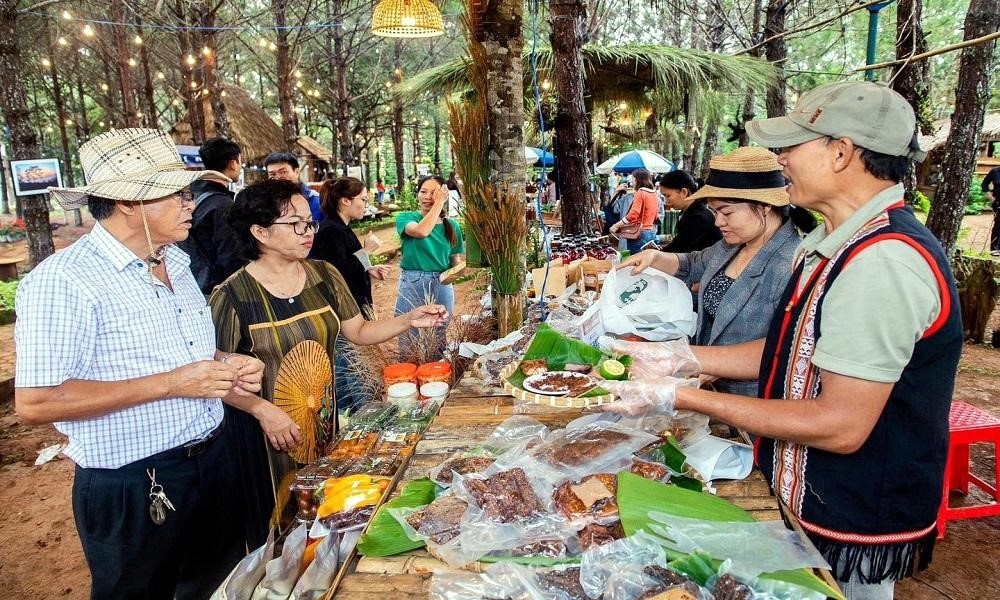 Kon Tum: Hàng trăm nghìn du khách đến tham quan tại Khu du lịch sinh thái Măng Đen