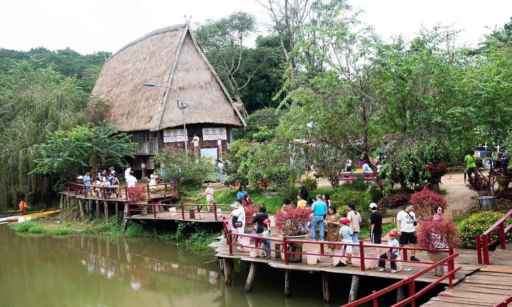 Kon Tum: Hàng trăm nghìn du khách đến tham quan tại Khu du lịch sinh thái Măng Đen
