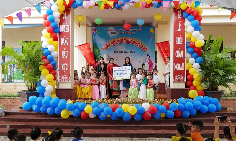 Quỹ sữa Vươn cao Việt Nam và Vinamilk trao sữa đến trẻ em nhân dịp năm học mới