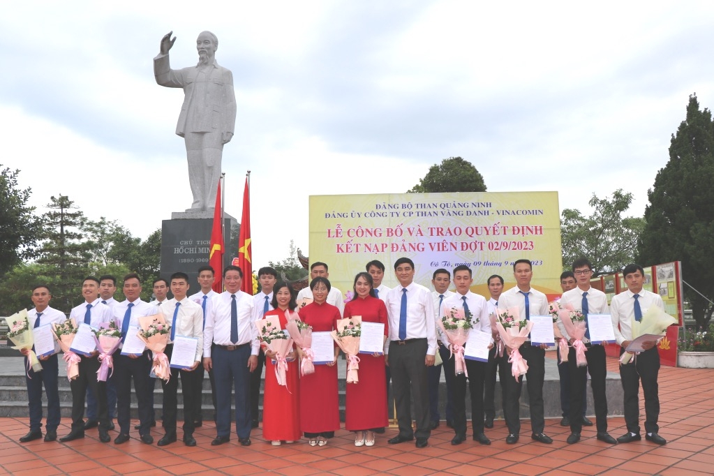 Quảng Ninh: Thiêng liêng, kết nạp Đảng bên tượng Bác trên đảo Cô Tô