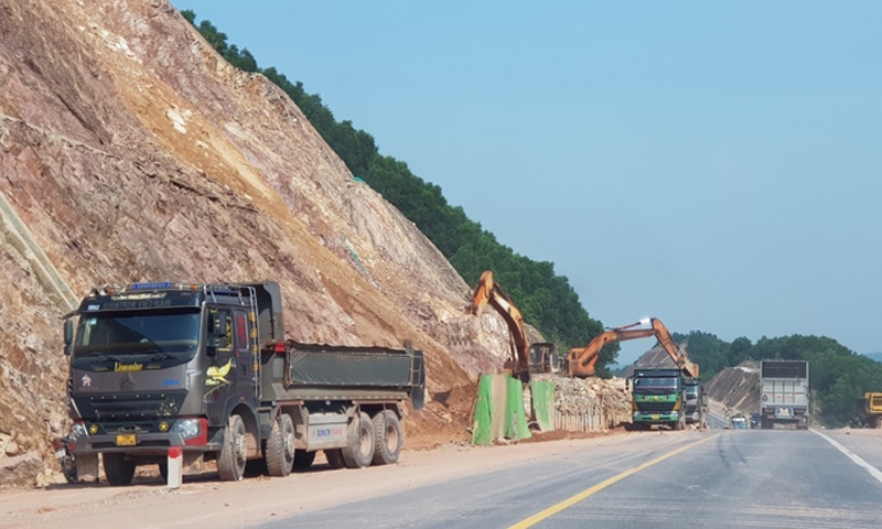 Thừa Thiên – Huế: Xử lý xong điểm sạt trượt trên tuyến cao tốc Cam Lộ - La Sơn