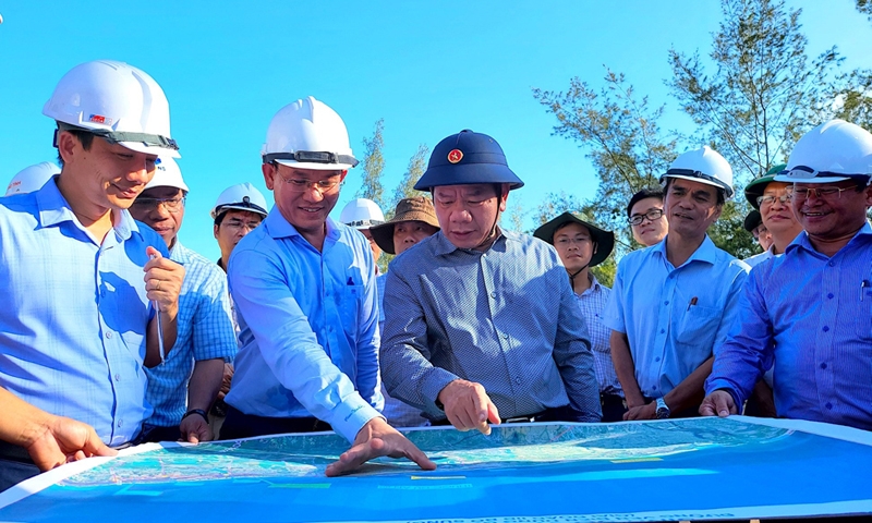 Chủ tịch UBND tỉnh Quảng Ngãi kiểm tra hiện trường, đốc thúc tiến độ các dự án lớn