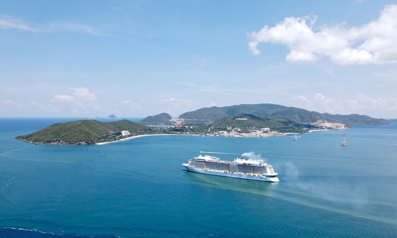 Tàu du lịch Spectrum of the Seas đưa 4.000 khách cập cảng Nha Trang