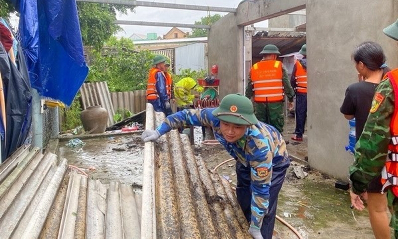 Thừa Thiên - Huế: Mưa lớn, lốc xoáy làm nhiều nhà dân bị tốc mái, hư hỏng