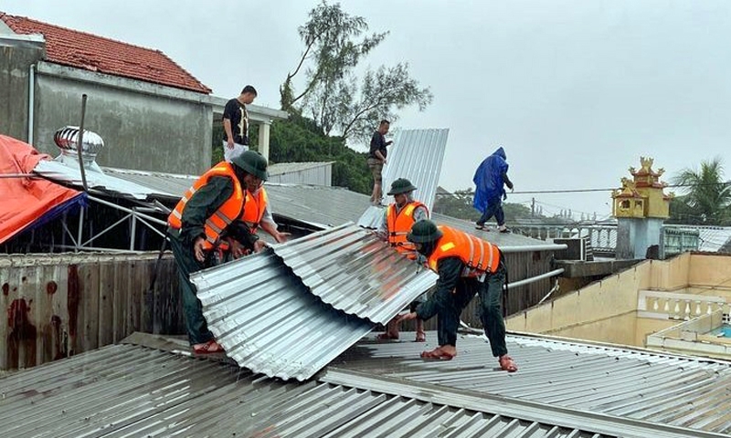 Mưa lớn và dông lốc làm nhiều ngôi nhà bị tốc mái ở Thừa Thiên-Huế