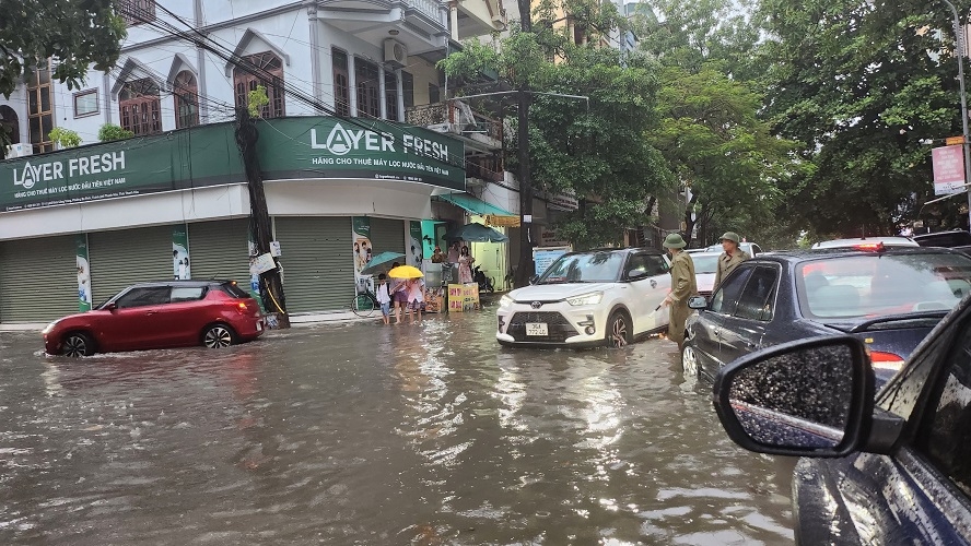 Ngập nhiều tuyến đường ở thành phố Thanh Hóa do mưa lớn kéo dài