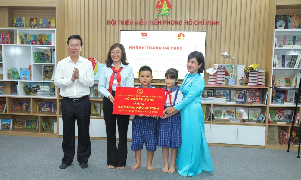 Chủ tịch nước Võ Văn Thưởng thăm và tặng quà trường Tiểu học Tân Xuân C tại Bình Phước