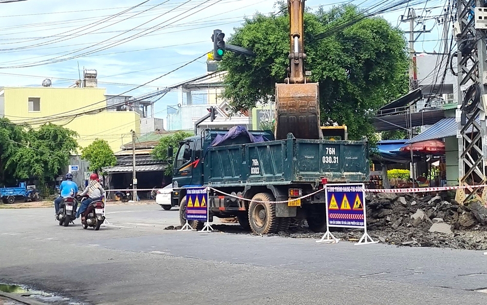 Thành phố Quảng Ngãi: Nhà thầu đổ trộm rác thải xây dựng?