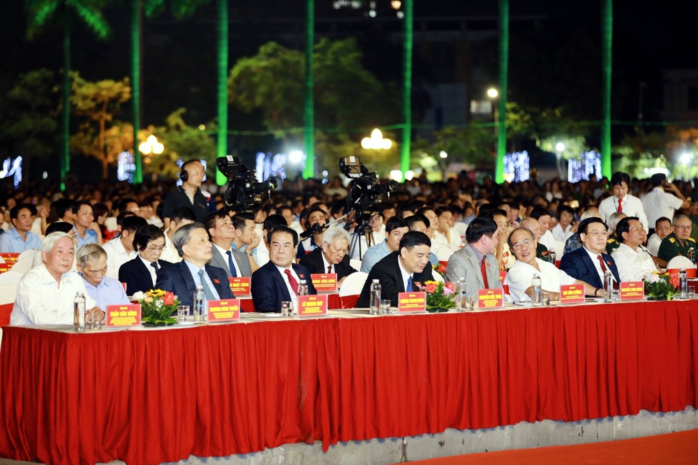 Chủ tịch Quốc hội Vương Đình Huệ dự Lễ kỷ niệm 60 năm thành lập thành phố Vinh, 235 năm Phượng Hoàng Trung Đô
