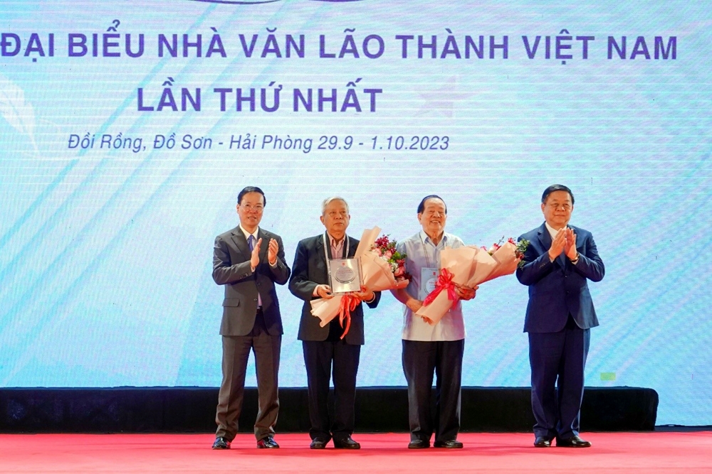 Chủ tịch nước dự Hội nghị đại biểu Nhà văn lão thành Việt Nam lần thứ nhất