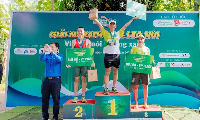 Khánh Hòa: Gần 500 người tham gia chạy marathon và leo núi vì một môi trường xanh