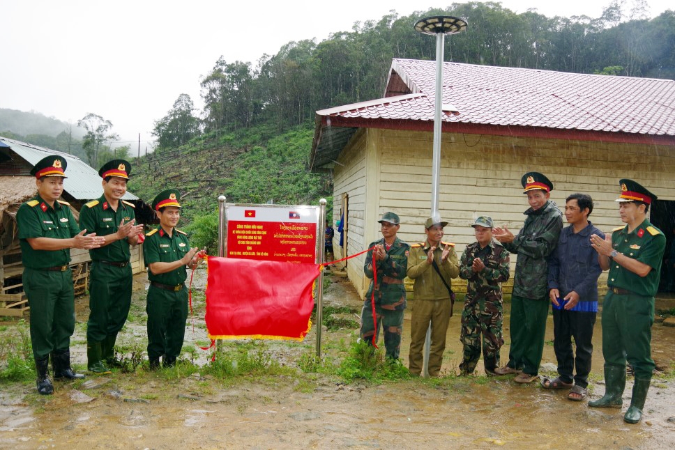 Bộ Chỉ huy quân sự tỉnh Quảng Nam tặng công trình chiếu sáng cho tỉnh Sê Kông (Lào)