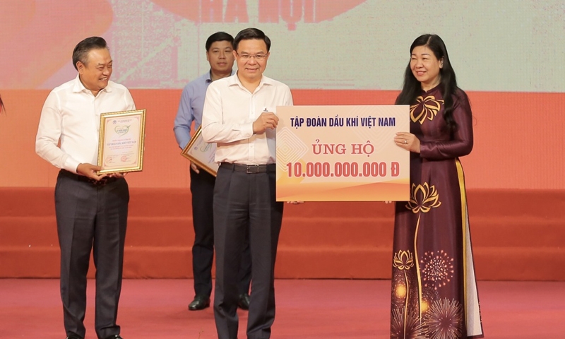 Tập đoàn Dầu khí Việt Nam trao ủng hộ 10 tỷ đồng cho Quỹ “Vì người nghèo” thành phố Hà Nội