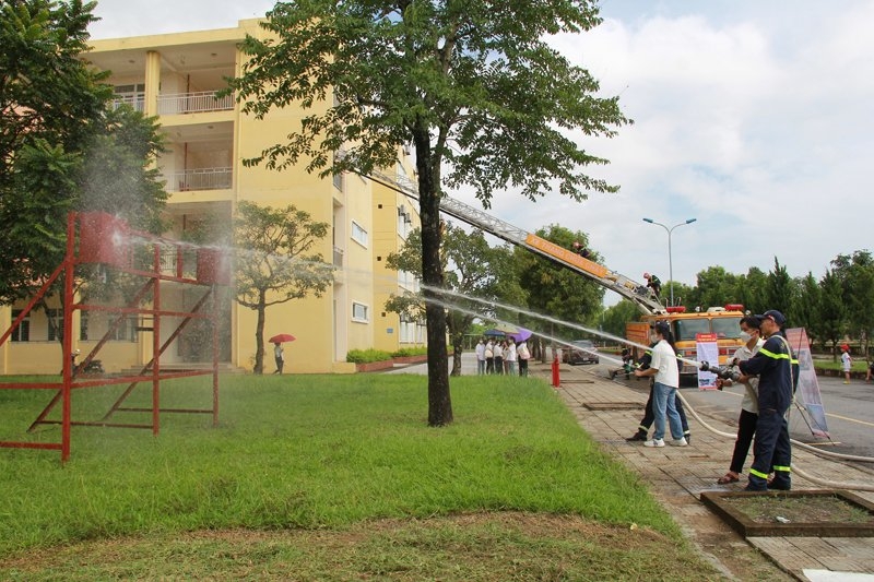 Thanh Hóa: Thực hành phòng cháy chữa cháy và cứu nạn cứu hộ cho học sinh, sinh viên