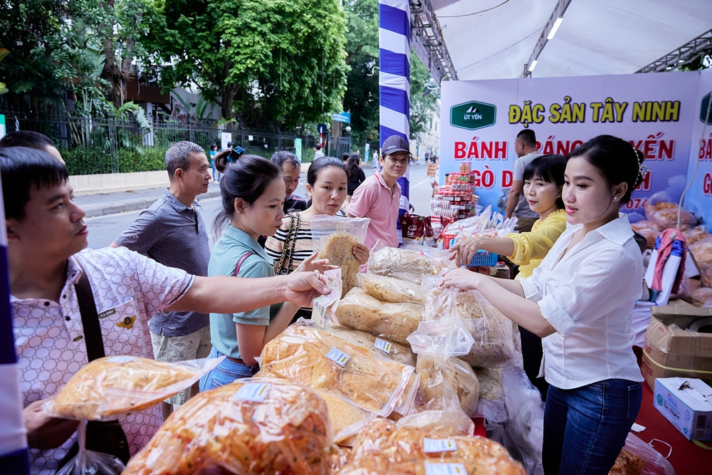 Người Thủ đô thích thú với bánh tráng, muối tôm chuẩn Tây Ninh ngay bên bờ hồ Hoàn Kiếm