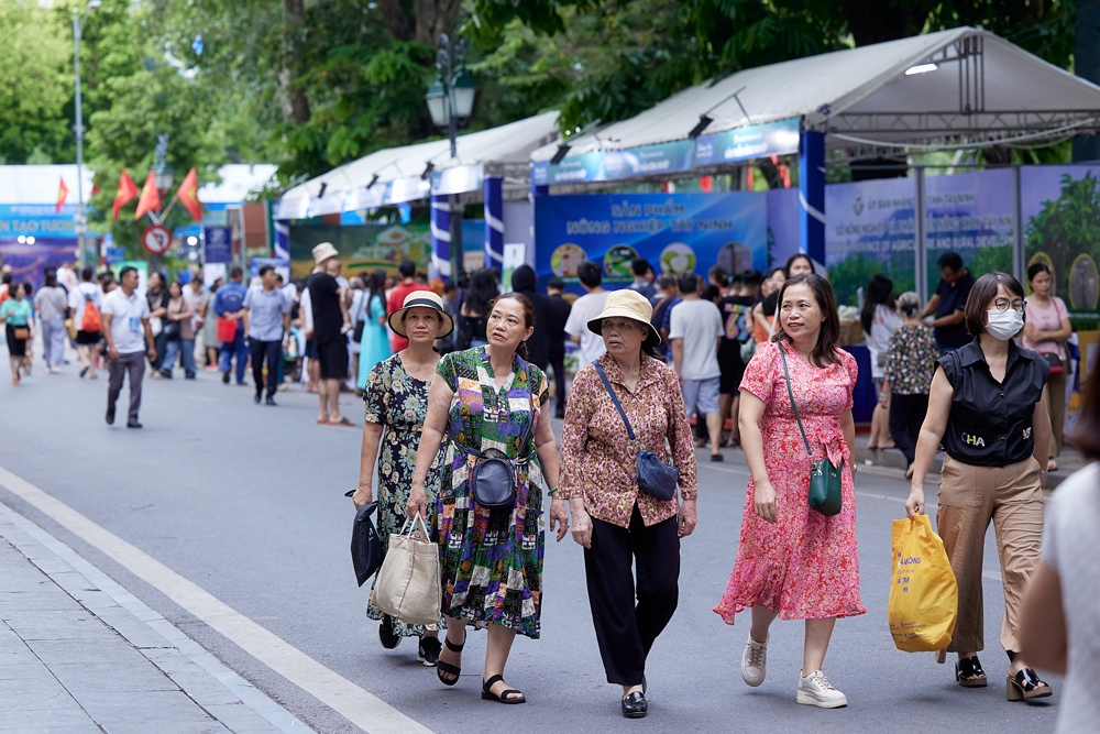 Người Thủ đô thích thú với bánh tráng, muối tôm chuẩn Tây Ninh ngay bên bờ hồ Hoàn Kiếm