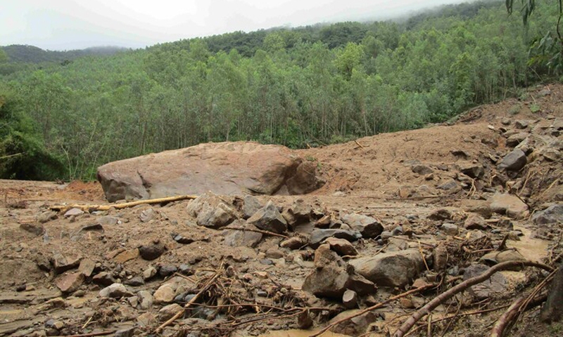 Bình Định: Người dân lo sợ núi Cấm tiếp tục bị sạt lở vào mùa mưa