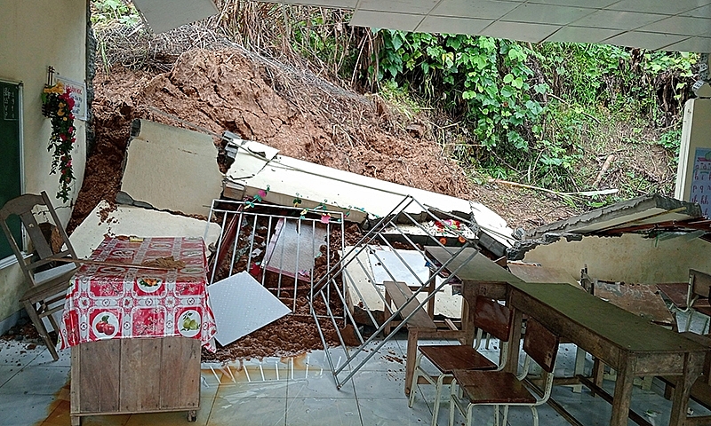 Sạt lở đất khiến một phòng học ở Quảng Nam bị sập